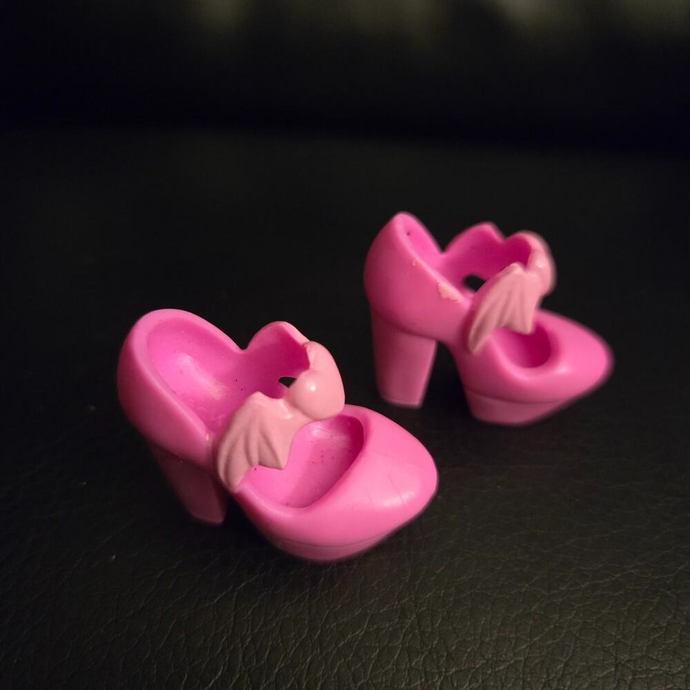 Monster High G3 Draculaura Core Doll Pink Bat Wing Shoes Heels Accessories